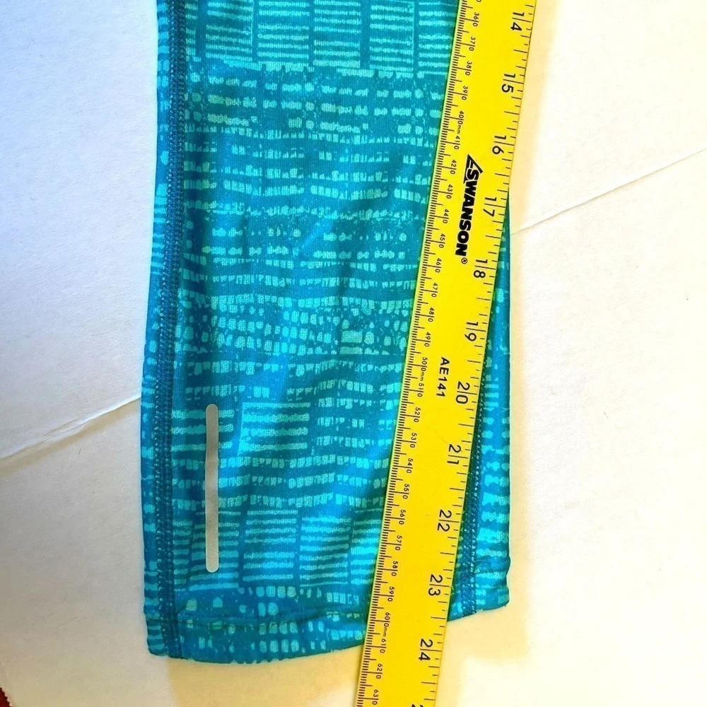 Nike women’s Dri fit active Just Do It cropped capri teal legging in size M. G19